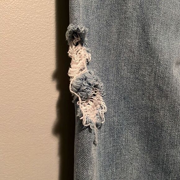 American Eagle Women’s Light Wash Blue 5 Pocket Distressed Mom Jeans - Picture 7 of 10